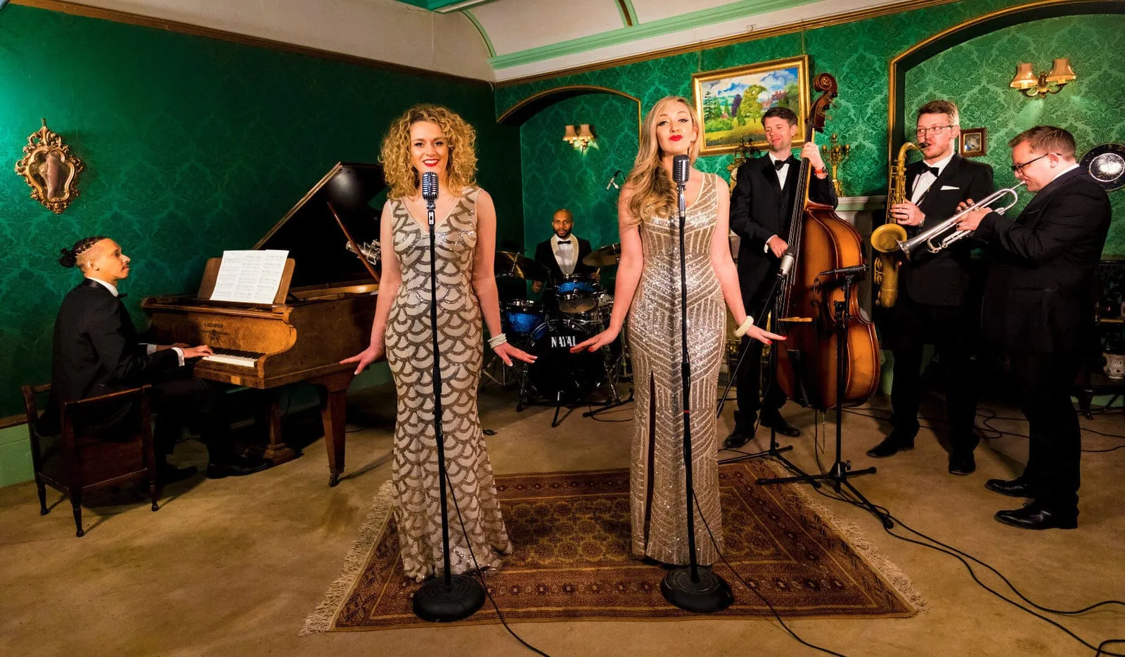 Nouveau Lounge performing as a sextet