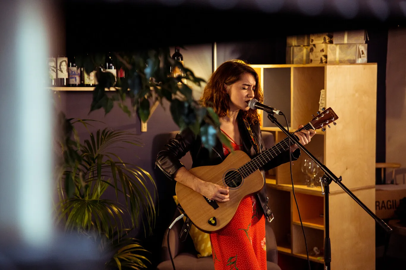 Georgia Thursting, Christmas Singing Guitarist