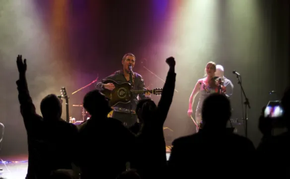simply dylan, bob dylan tribute band playing live in front of a busy crowd