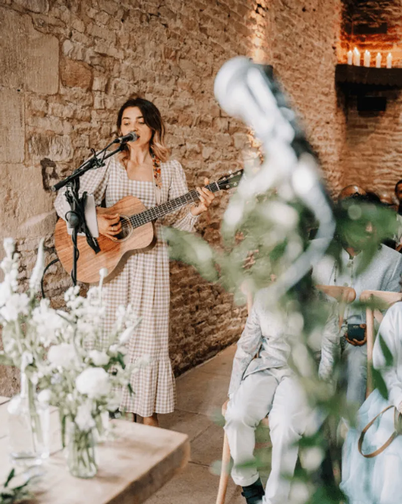 Top Tips for Hiring a Wedding Singer