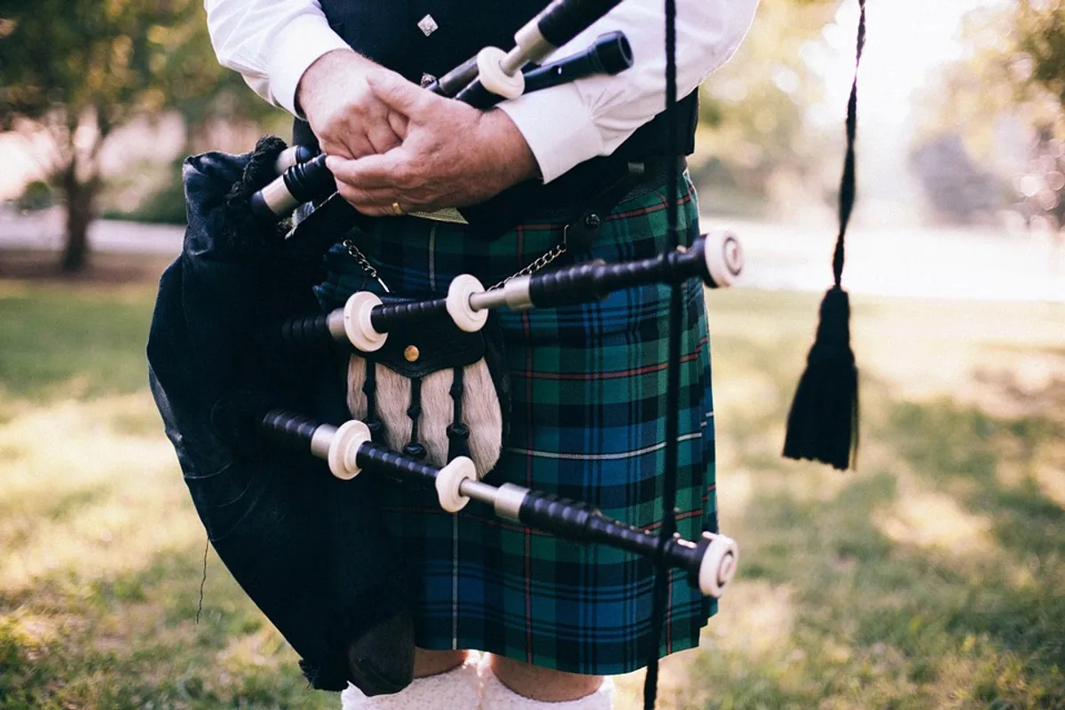 Bagpiper in kilt