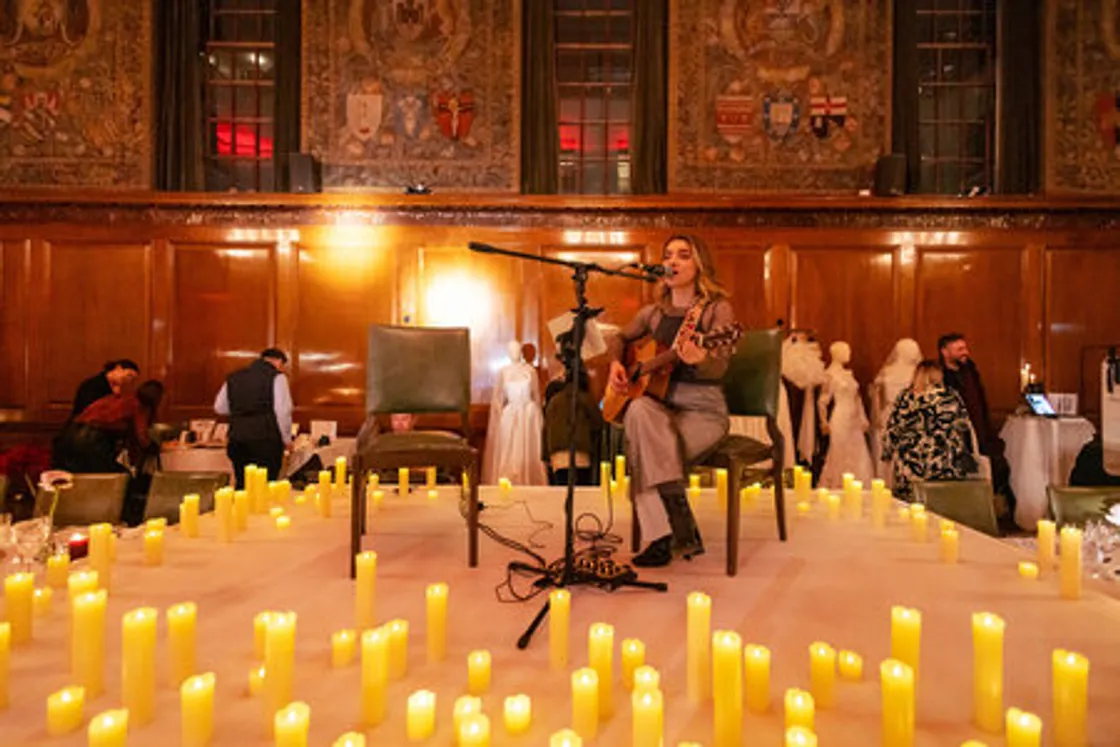 How much does it cost to hire a wedding singer?