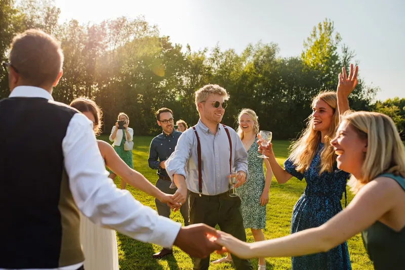How to Entertain Wedding Guests Between Ceremony and Reception