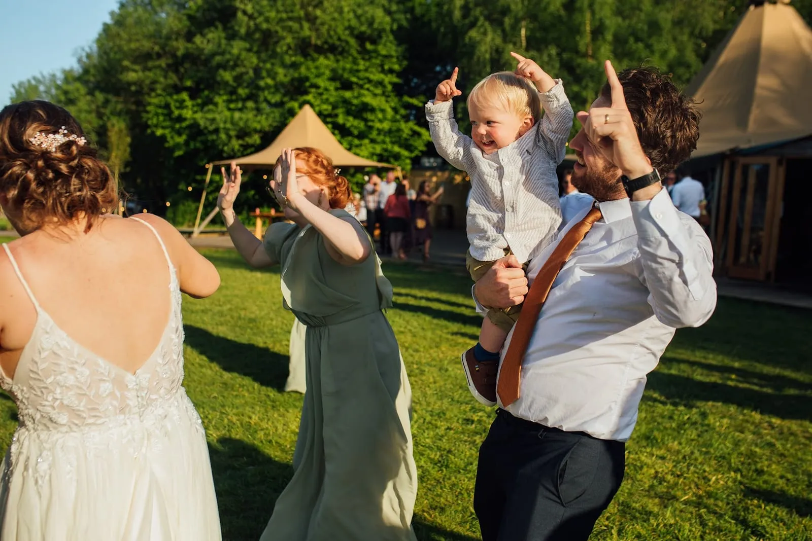 How to Entertain Wedding Guests Between Ceremony and Reception