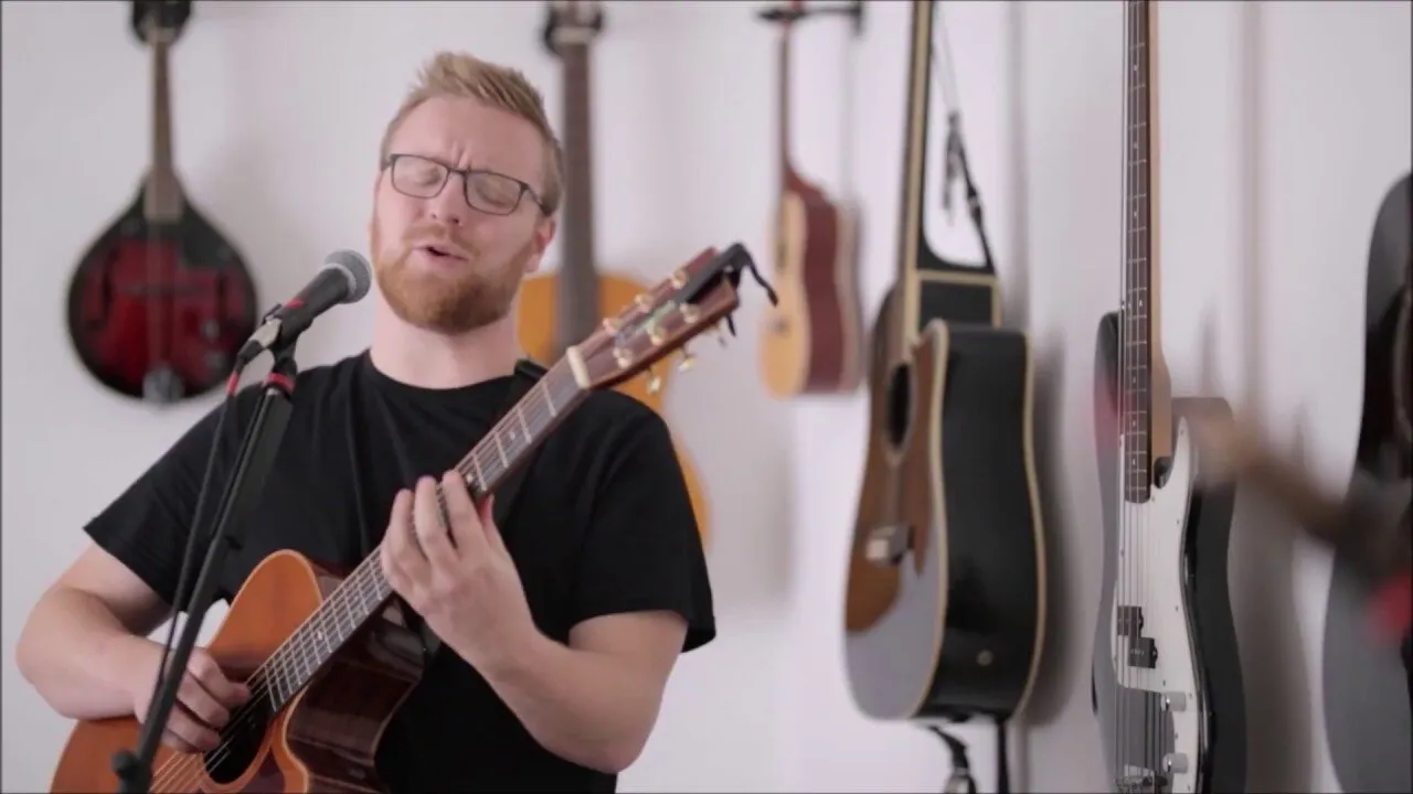 Singing Guitarist, Phil Richards