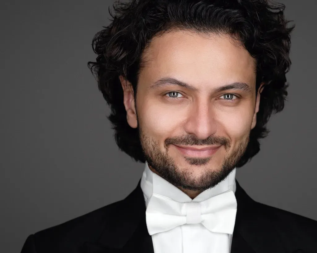 ALT="portrait photo of opera singer wearing a white bow tie and suit"