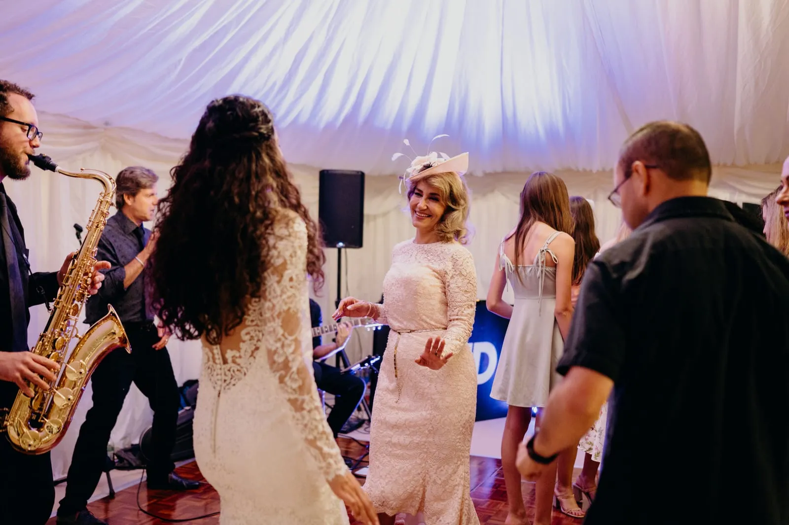 Vintage wedding bands get everyone dancing